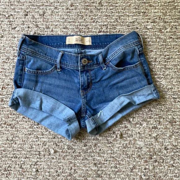 Women’s low rise light wash Jean shorts - Picture 1 of 3